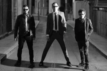 Turbopótamos en una calle en un retrato a blanco y negro