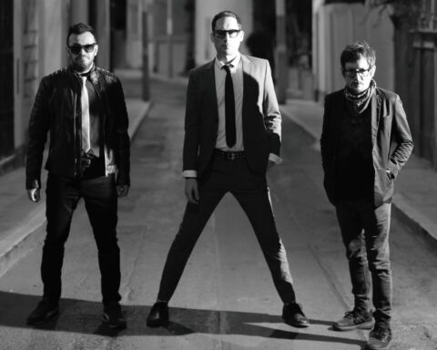 Turbopótamos en una calle en un retrato a blanco y negro