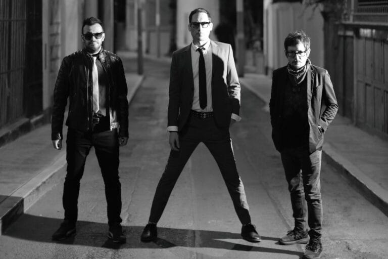 Turbopótamos en una calle en un retrato a blanco y negro