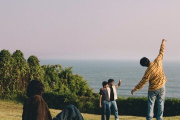 Los Niños Vudú mirando al mar en el Malecón de Lima.