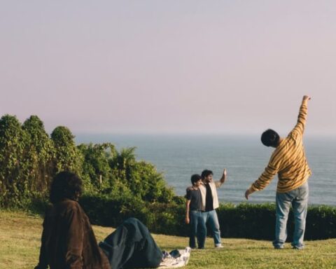 Los Niños Vudú mirando al mar en el Malecón de Lima.