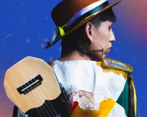 Anaís Azul con el charango en la espalda