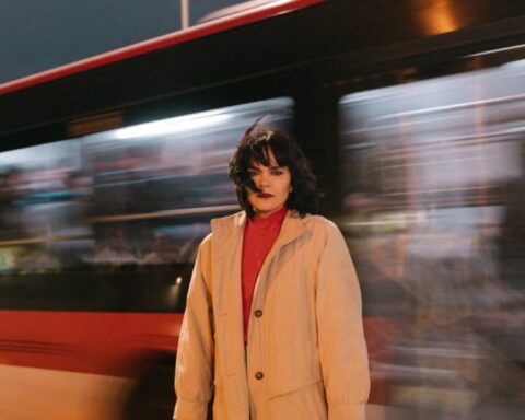 Camila Moreno con un bus en movimiento detrás