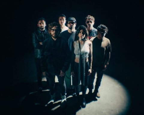 Disco Bahía y Camilo Séptimo con una luz cenital