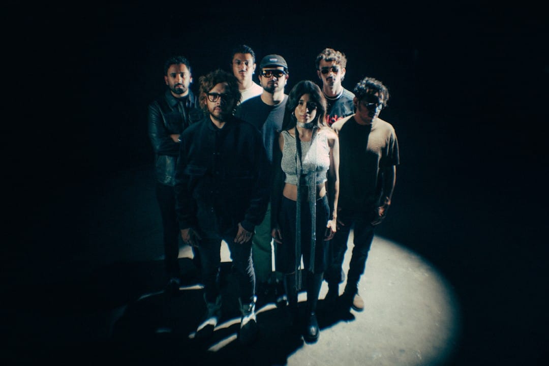 Disco Bahía y Camilo Séptimo con una luz cenital