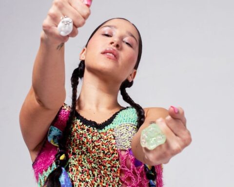 Elsa y Elmar haciendo un ademán con sus manos