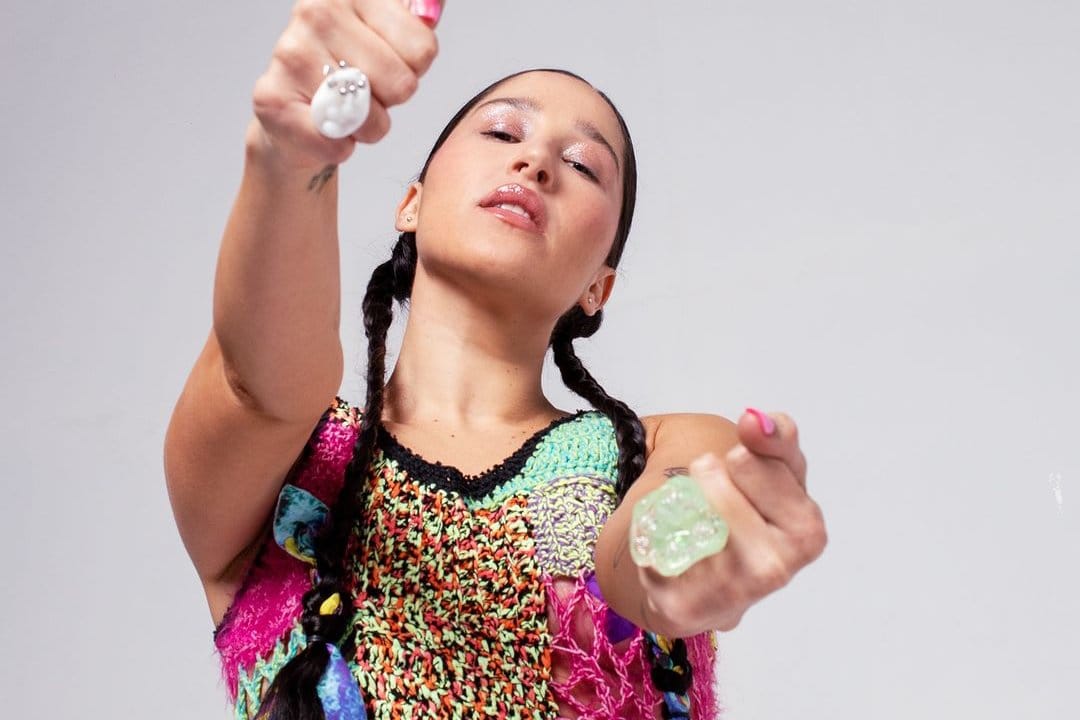 Elsa y Elmar haciendo un ademán con sus manos