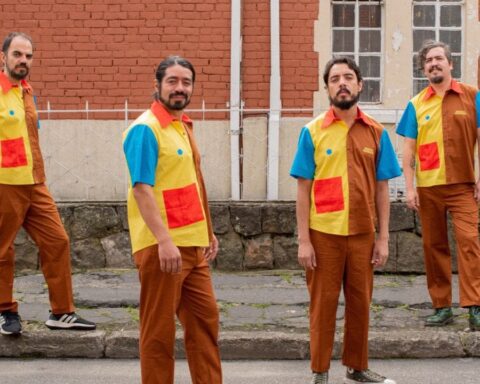 Frente Cumbiero posando con una vivienda detrás