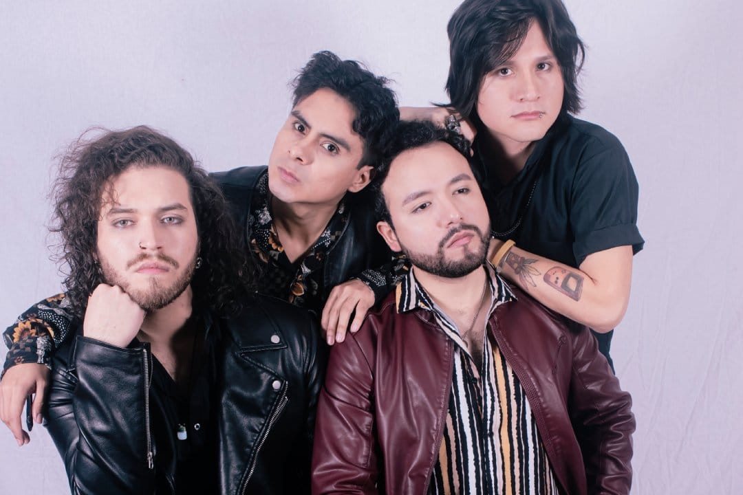 Los Otelos posando juntos