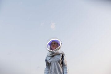 Lunar Dreams con traje de astronautas