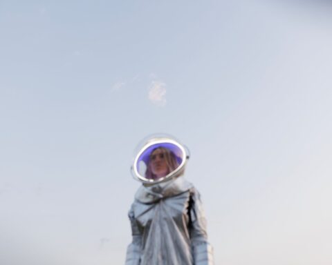 Lunar Dreams con traje de astronautas