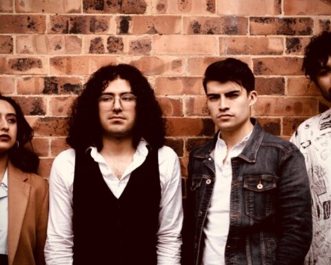 Lxs Parker poscando con una pared de ladrillos detrás