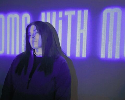 Malalectura con una proyección sobre el rostro