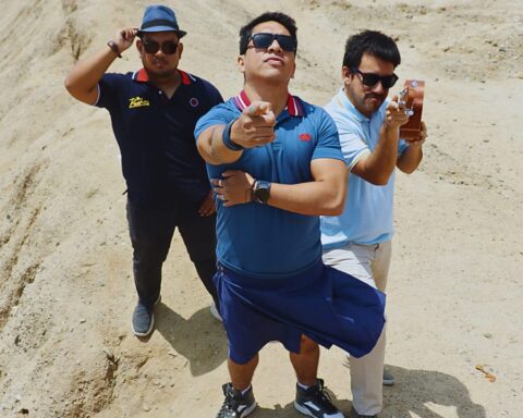 Mr. Pucho posando en un desierto