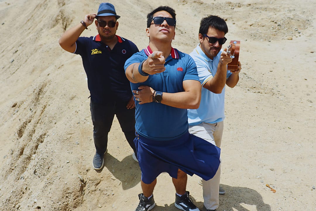 Mr. Pucho posando en un desierto