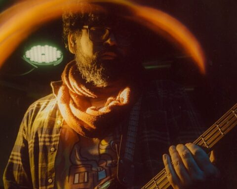 Ohmar con H con su guitarra y una estela de luz