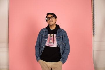 Oscar DLC posando en el estudio fotográfico