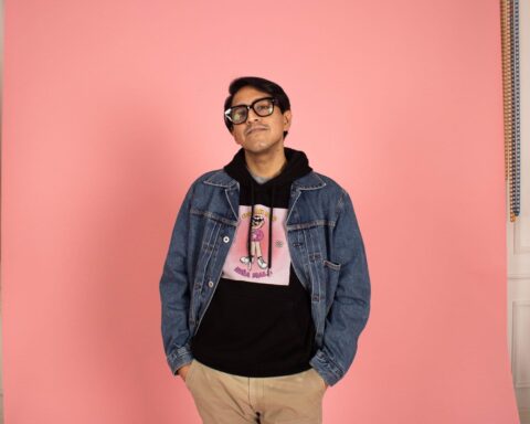 Oscar DLC posando en el estudio fotográfico