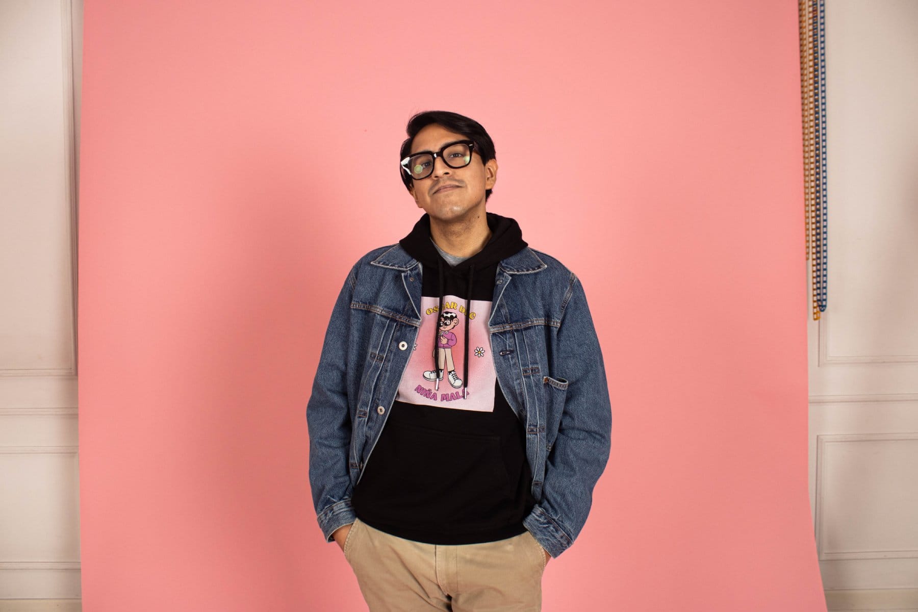 Oscar DLC posando en el estudio fotográfico