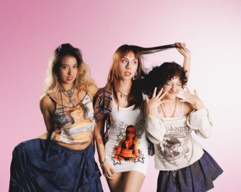 Paradero Astral posando con un fondo rosado