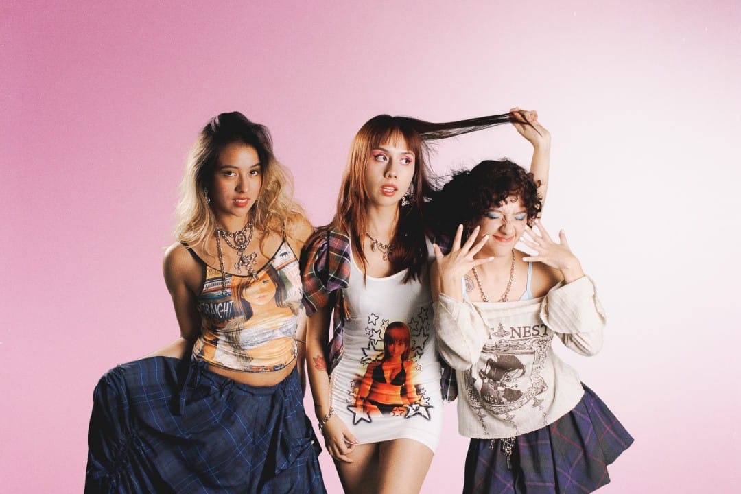 Paradero Astral posando con un fondo rosado