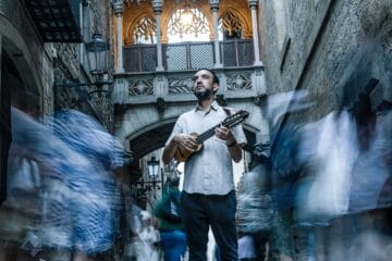 Rodrigo Gallardo en una calle de Barcelona con su charango