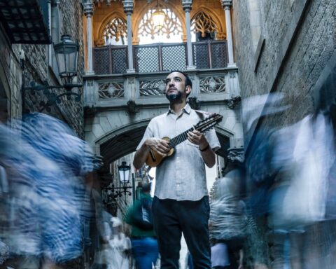 Rodrigo Gallardo en una calle de Barcelona con su charango