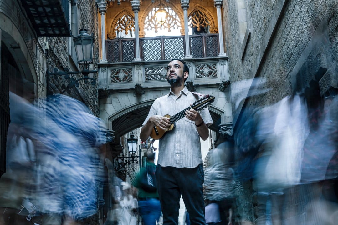 Rodrigo Gallardo en una calle de Barcelona con su charango