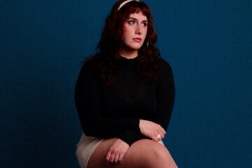 Serenna posando con una polera negra