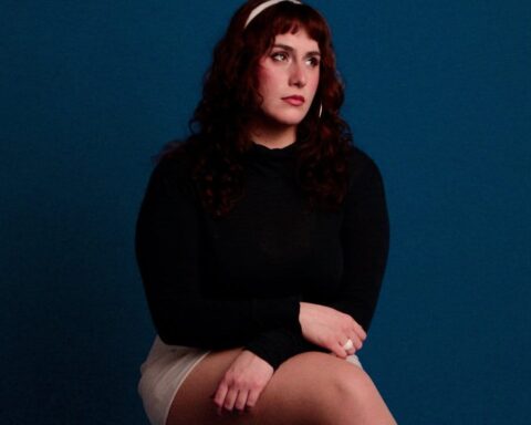 Serenna posando con una polera negra