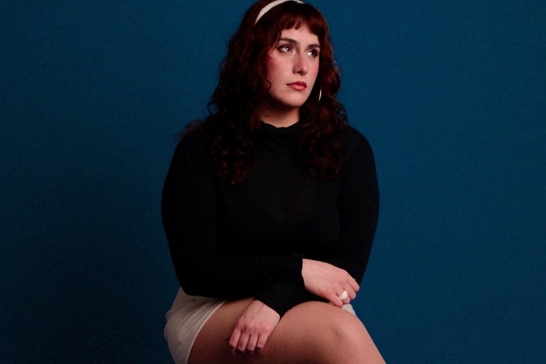 Serenna posando con una polera negra