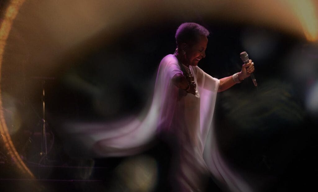 Susana Baca cantando sobre el escenario