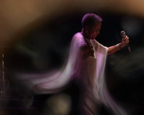 Susana Baca cantando sobre el escenario