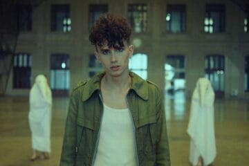 Tömajok en el videoclip con personas detrás