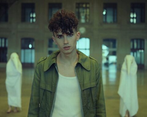 Tömajok en el videoclip con personas detrás