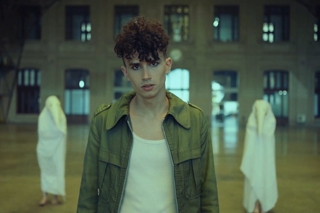 Tömajok en el videoclip con personas detrás