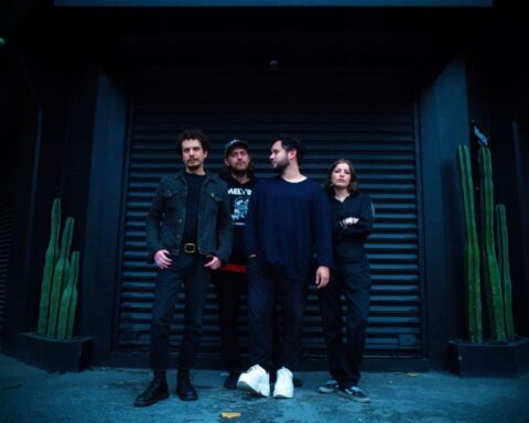 Vaya Futuro posando frente a una tienda