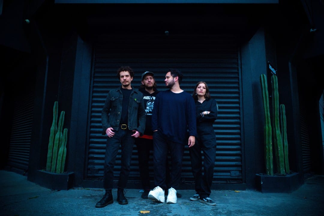 Vaya Futuro posando frente a una tienda