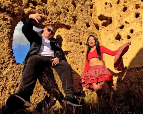 Wendy Sulca y Ginola en un paisaje peruano