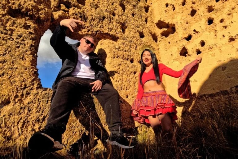 Wendy Sulca y Ginola en un paisaje peruano