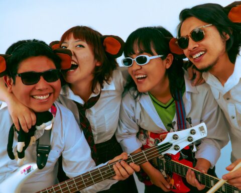La banda 380 posando con uniformes escolares
