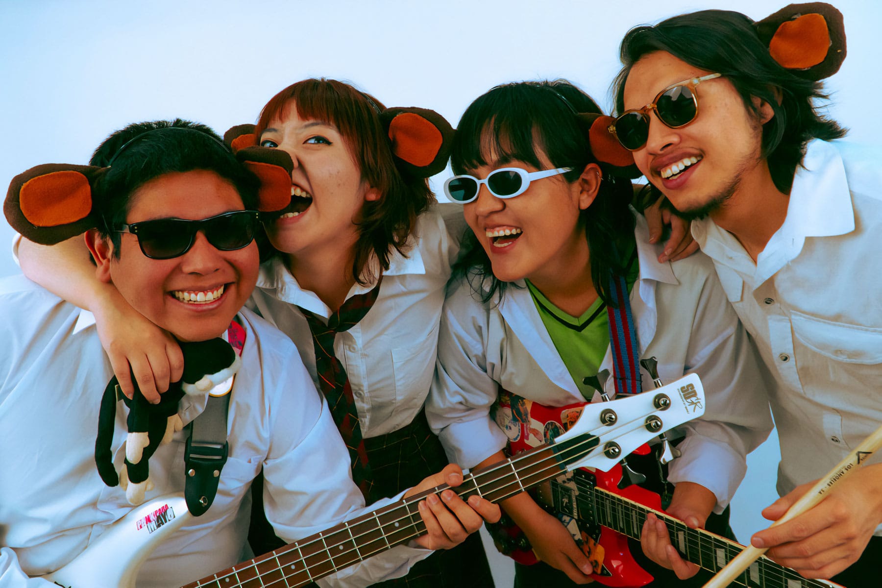 La banda 380 posando con uniformes escolares