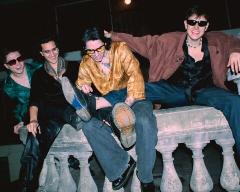 Los integrantes de Divan Grille posan para una foto divertida entre ellos