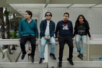 Los integrantes de Neovalti posando sentados