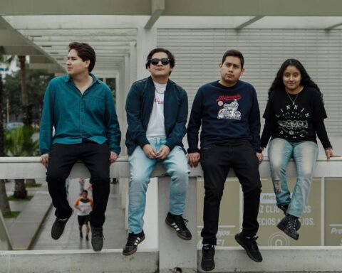 Los integrantes de Neovalti posando sentados