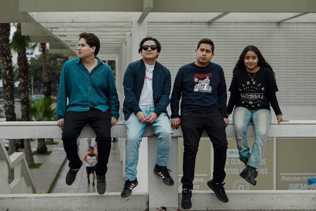 Los integrantes de Neovalti posando sentados