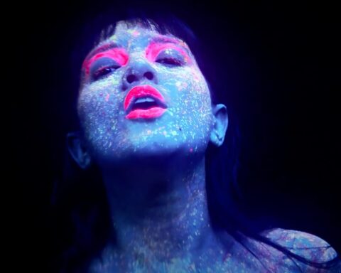 Andrea Martínez en el videoclip de "HEYA"