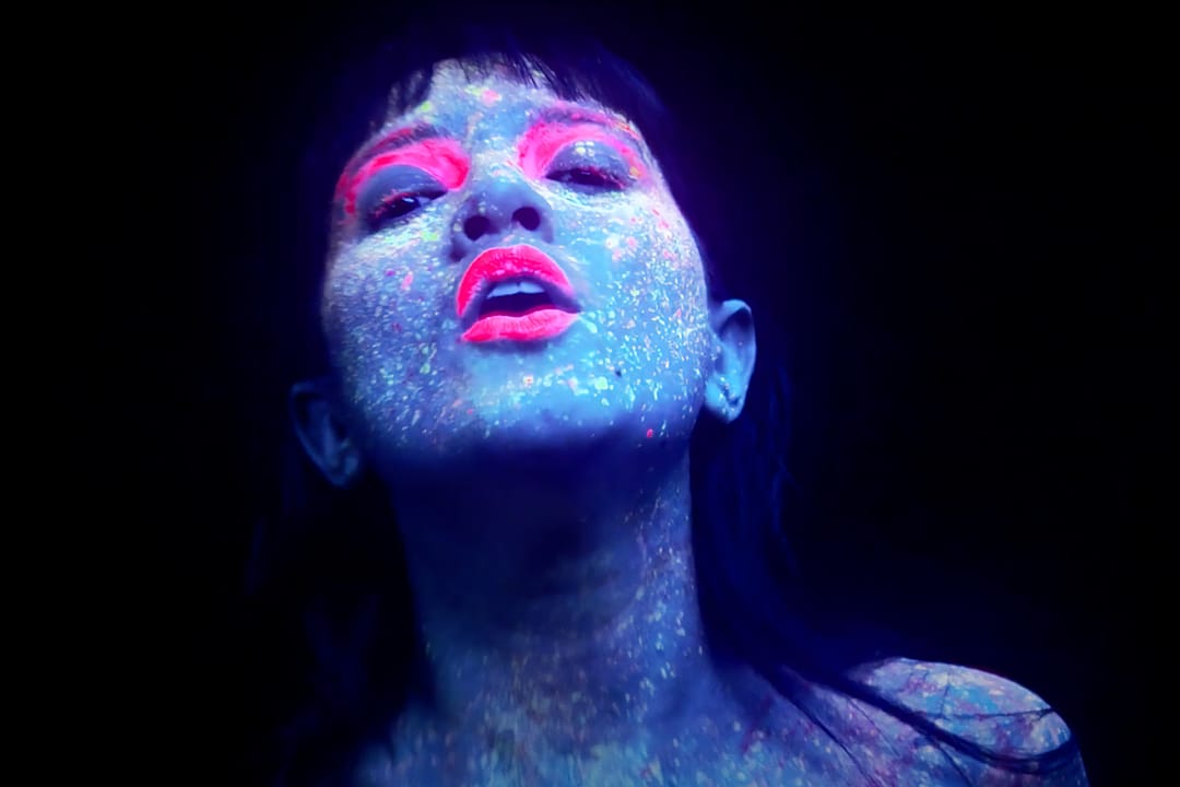 Andrea Martínez en el videoclip de "HEYA"