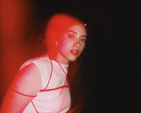 Arantxa con un halo rojo