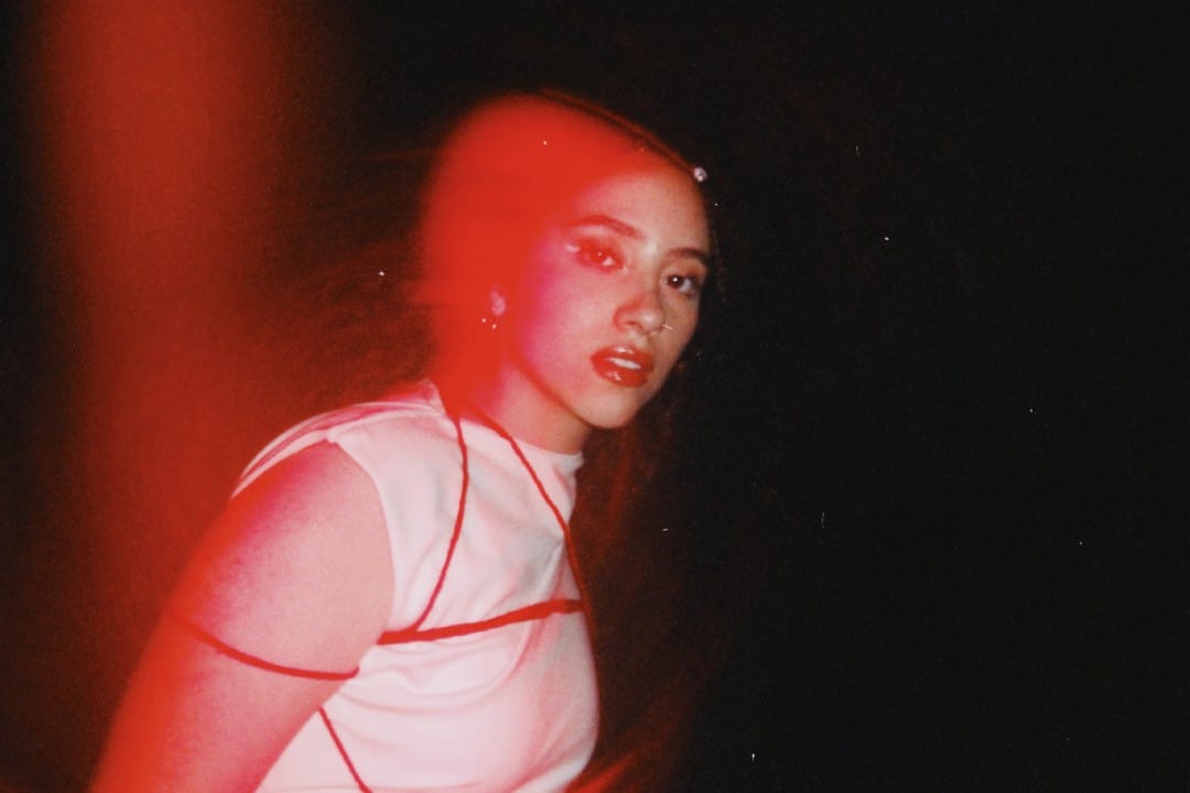 Arantxa con un halo rojo